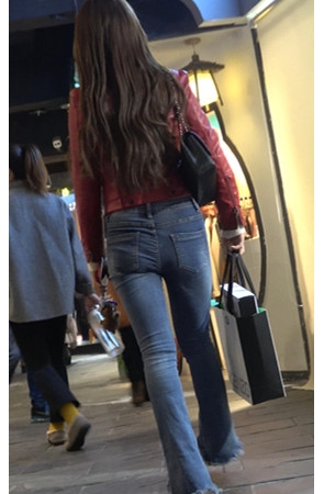 红色皮衣牛仔裤小姐姐