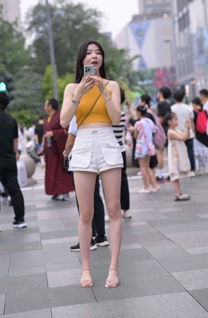 街拍大长腿白热裤美姐