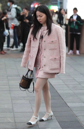 白丝街拍高跟shaofu