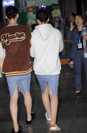 【街拍心灵】车展礼仪肉丝拖鞋街拍丝袜脚