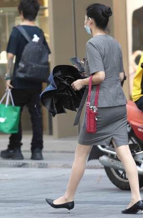 街拍肉丝高跟OL