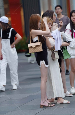 街拍抹胸短裙苗条妹纸