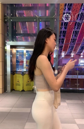 一始街拍作品 白色紧身裤美女