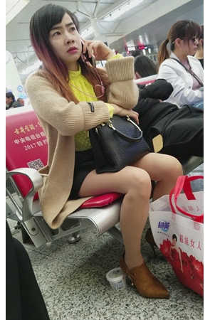 打电话的肉丝妹子