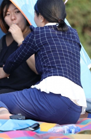 No748 少妇装萌，一双小肉脚穿上薄丝倒还有些看点