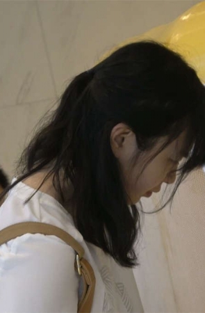 带孩子在游乐场玩的气质辣妈