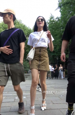 4K – 性感大长腿高跟街拍短裙靓女 [1.10 GB/MP4]