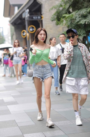 小蛮腰热裤街拍颜值美女
