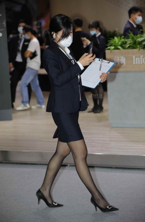 【街拍心灵】豪车销 售顾问街拍黑丝美腿高跟