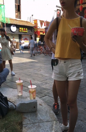 白色短裤美腿靓女