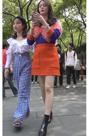 玩手机的高腰时尚小姐姐[1.28G/MP4]