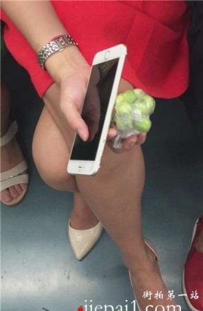 地铁上趴男友腿上休息的唯美红色公主裙美眉。