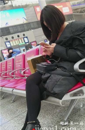 4k-高铁站候车室拍摄黑丝美腿短发甜美女孩