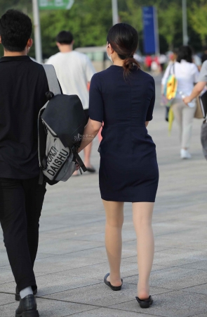 【街拍心灵】汽车销售下班街拍肉丝踩鞋哇噻