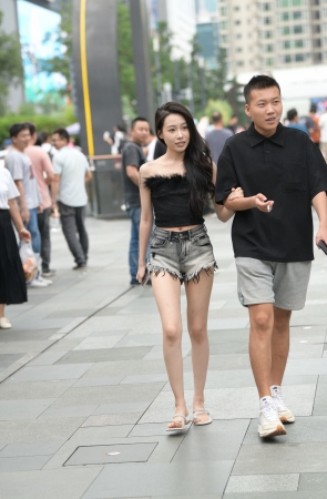 美腿爱穿拖鞋，热裤白皙美腿