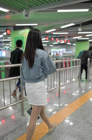 地铁站的丝袜美女3A3508[220M]