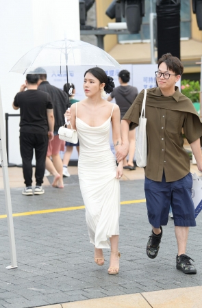 低胸丰满性感女友