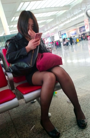 黑丝美女等候班车