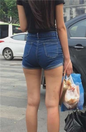 街拍高腰热裤美臀小清新少女 [3.67 GB]