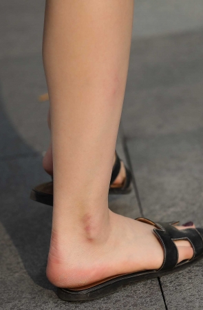 热裤包裹下的性感T 垂涎欲滴的肌肤