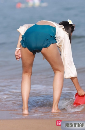 在沙滩上玩耍的美女3A4118[122M]