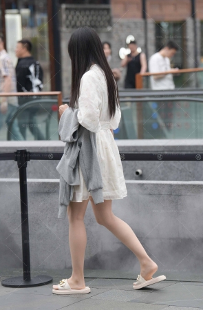 23524-18=55√街拍素人，肉色丝袜 12P