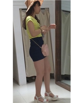 服装店试衣服的黄T恤美臀性感包臀裙美女 [1.28 GB]