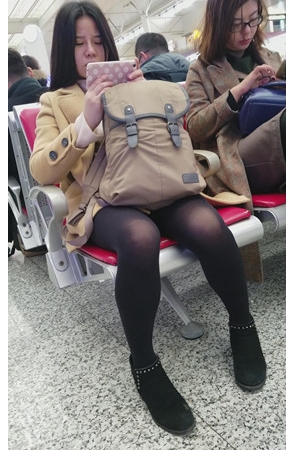 玩手机的黑丝妹子