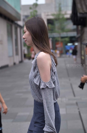 白皙美腿，美足粉嫩