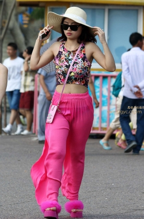 第558篇冷酷美女，粉裤微透 —-12P