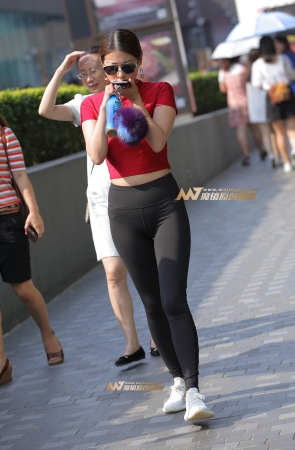 短装上衣，日常黑色健美裤MM