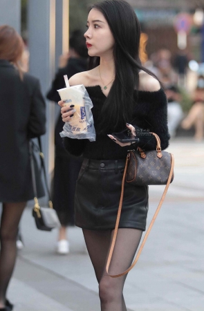 漂亮街拍黑丝妹子