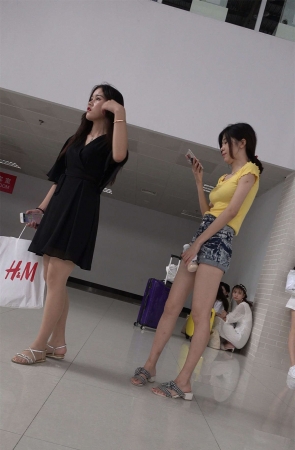 天生丽质热裤黄T恤街拍美腿小姐姐