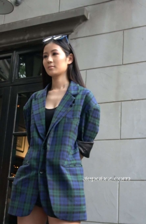 4K – 性感高挑街拍热裤长腿高跟美女 [1.26 GB/MP4]