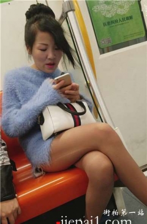 4k-地铁车厢偶遇妖艳长腿肉丝美眉。