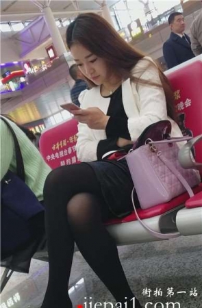 4k-高铁站候车室拍摄黑丝长腿性感漂亮女神MM