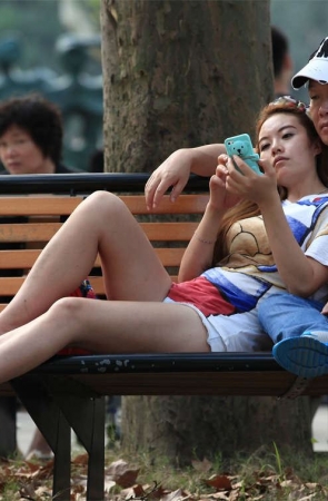 No177 看似普通的长椅露足图，暗藏亮点