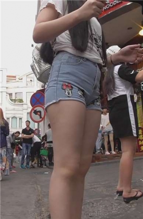 街拍牛仔热裤肉肉的美臀性感美女 [1.05 GB]