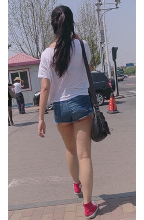 热裤裸腿小月牙妹子