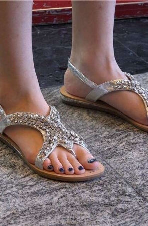 4K – 妹子这一双脚丫简直无与伦比 [2.16 GB/MP4]