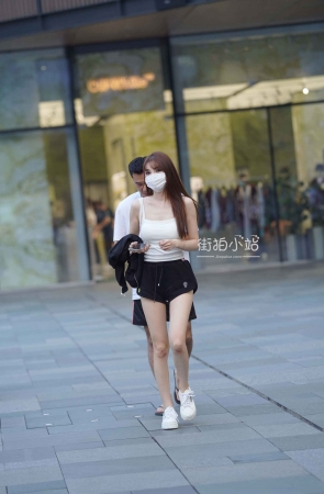 街拍运动热裤清凉小姐姐