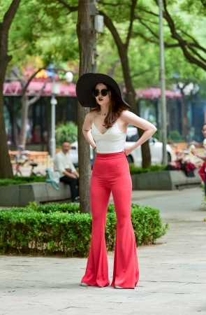 红色紧身裤时尚美女