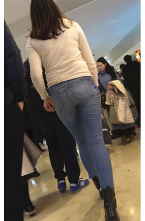 白衣牛仔裤美女