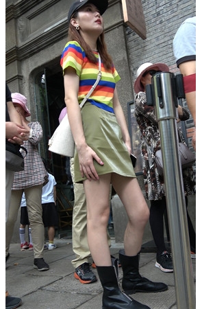 漂亮的黑色鸭舌帽小姐姐