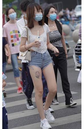 长腿牛仔短裤小姐姐【套图+视频】