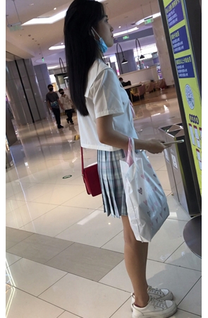 逛商场的小美女