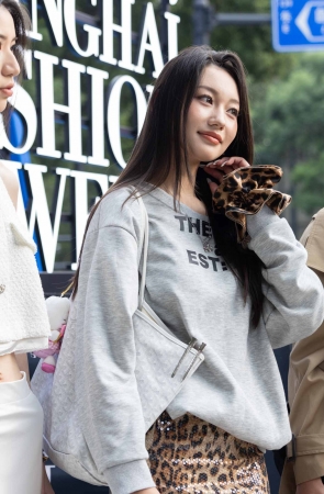 241010-15=67 时装周街拍百万网红三姐妹 9P