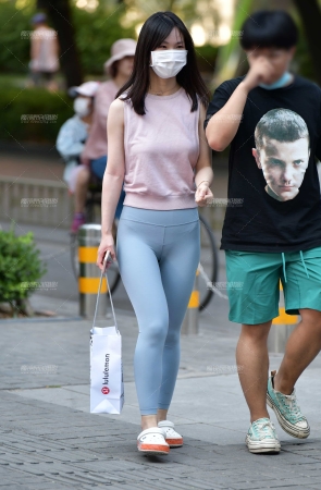 浅色紧身裤小美女