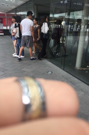 长相酷似电影演员史可的女孩