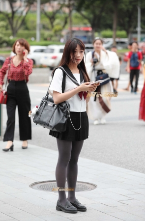 [辉辉赛贴]灰色丝袜jk校服美眉